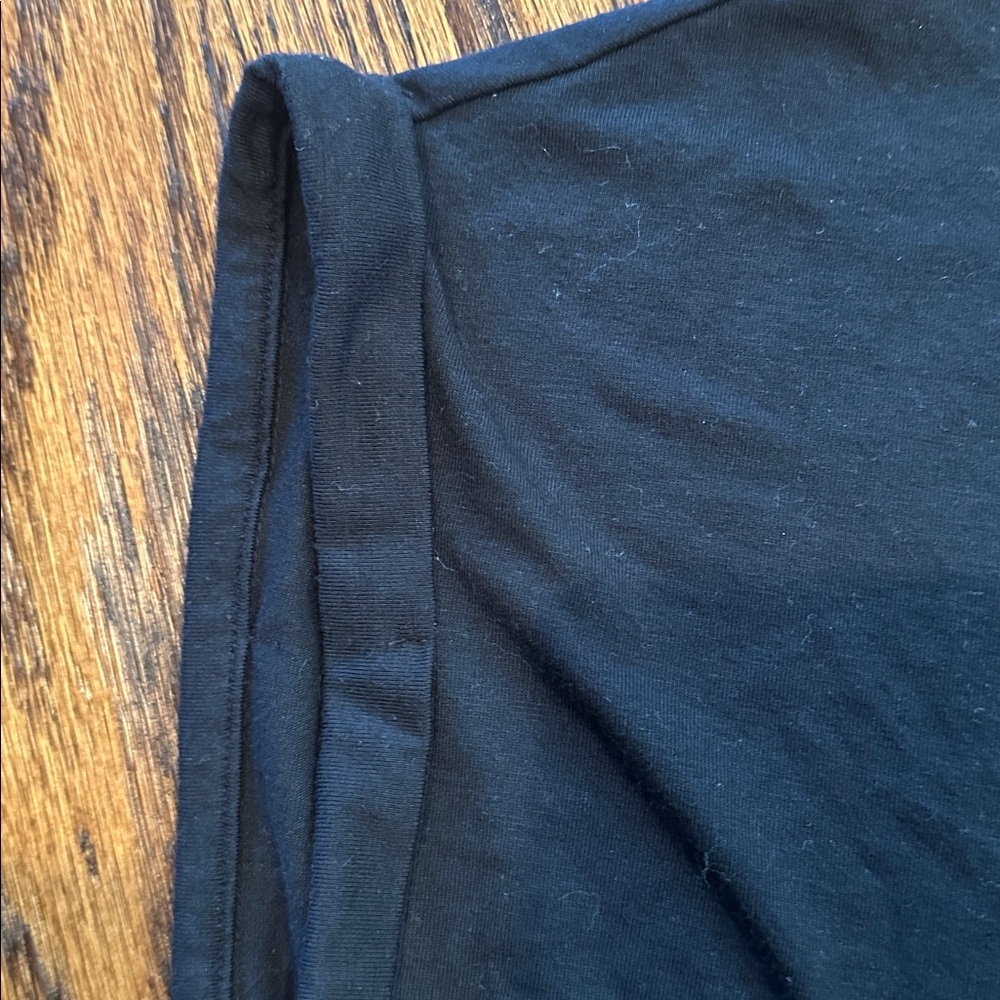 Tommy Bahama Black V- T-Shirt Sz M NWOT - Picture 3 of 6